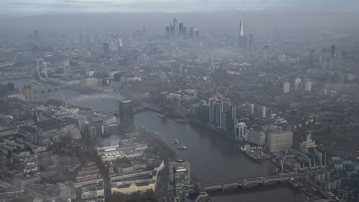 Letecké snímky ztichlé metropole. V Anglii začala platit celostátní uzávěra